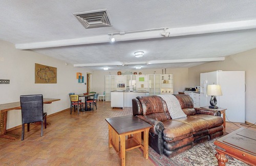 Nob Hill House | Special 50% off: UNM/Knobhill 1King BR-Retreat