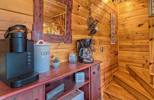 Mineral Bluff Cabin | Special! April - June book at least 3 nights and 4th is free!