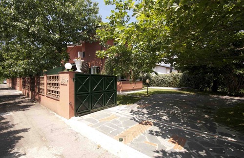 Forte dei Marmi Villa | SPECIAL OFFER!, Villa in Forte dei Marmi with Pool, WiFi, BBQ, near Beach Clubs
