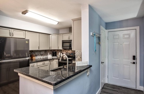 Clearwater Condo | SPECIAL SUMMER PRICES! King-size bed. Free parking. Renovated!