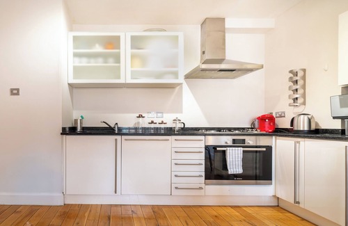 Farringdon Apartment | Specious 1 bedroom apartment with a balcony in Prime location. Pet friendly!
