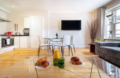Farringdon Apartment | Specious 1 bedroom apartment with a balcony in Prime location. Pet friendly!