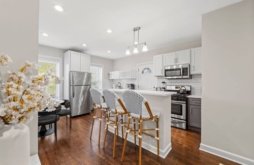 Ravenswood Manor Apartment | Spectacular 1BR/1BA Newly Renovated Lincoln Square