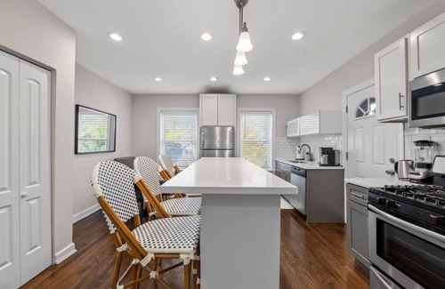 Ravenswood Manor Apartment | Spectacular 1BR/1BA Newly Renovated Lincoln Square