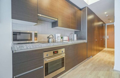 Fashion District Apartment | Spectacular 1BR Condo in Hot King West