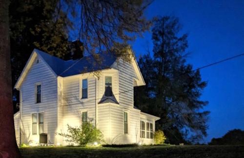 Dryden House | Spectacular Fully-Equipped Farmhouse Getaway in Dryden, Virginia