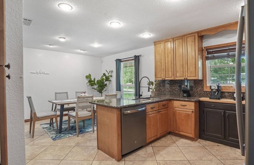 Pinellas Park House | Spectacular home with outdoor POOL and LAKE view (62nd St N)