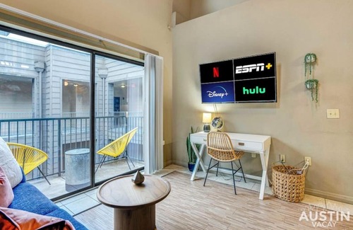 West Campus Apartment | Spectacular Location West Campus Apt for 8 plus Loft