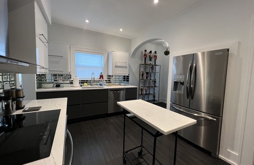 SoHo House | Spectacular Modern Luxury - Prime Hyde Park Bayshore 12 person Spa & Coldplunge
