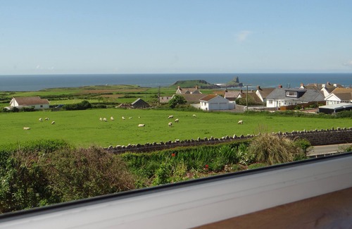 Rhossili House | Spectacular sea views from this family friendly 4 bed holiday home.