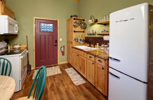 Rapid City Cabin | Spectacular setting, amenities, and centrally located to Mt. Rushmore and Custer State Park, and hiking. Wi-Fi. Excellent cell service (Verizon & ATT).A favorite cabin for honeymoons and anniversaries Private campfire. Off-season discounts. No extra
