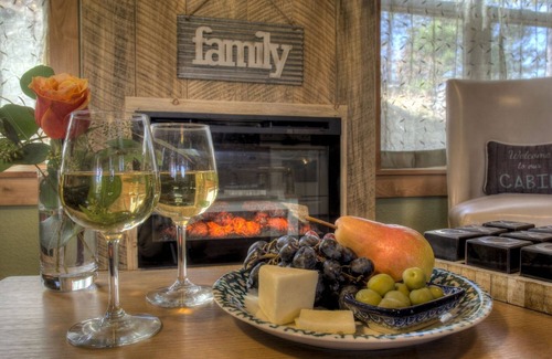 Rapid City Cabin | Spectacular setting, amenities, and centrally located to Mt. Rushmore and Custer State Park, and hiking. Wi-Fi. Excellent cell service (Verizon & ATT). Private campfire and fireplace. Off-season discounts. No extra fees.