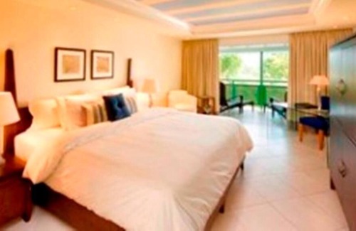 Weston Villa | Spectacular Tropical Gardens On A Quiet Beach