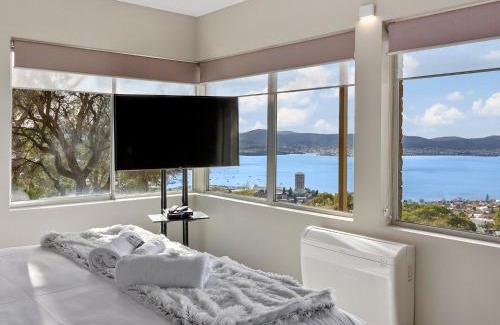 Mount Nelson House | Spectacular Views - 5 Bedroom House and Unit - Free Parking - Free WIFI