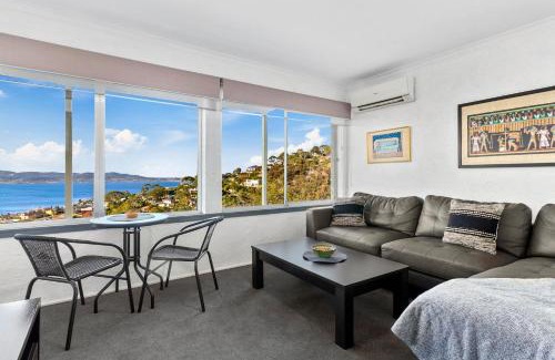 Mount Nelson House | Spectacular Views - 5 Bedroom House and Unit - Free Parking - Free WIFI
