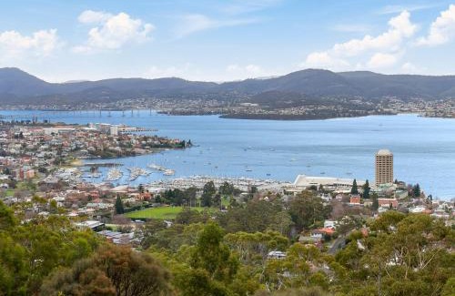 Mount Nelson House | Spectacular Views - 5 Bedroom House and Unit - Free Parking - Free WIFI