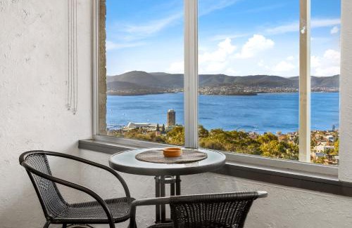 Mount Nelson House | Spectacular Views - 5 Bedroom House and Unit - Free Parking - Free WIFI