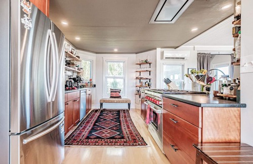 East End Apartment | Spectacular Views & Comforts of Home in Portland s Most Desirable Neighborhood