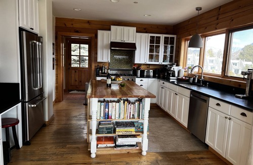 Basalt Cabin | Spectacular views from rooms, deck & hot tub. Walk to historic downtown Basalt!