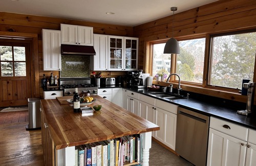 Basalt Cabin | Spectacular views from rooms, deck & hot tub. Walk to historic downtown Basalt!