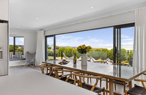 Waipahihi House | Spectacular Views - Walk to Lake
