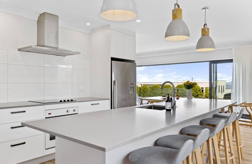 Waipahihi House | Spectacular Views - Walk to Lake