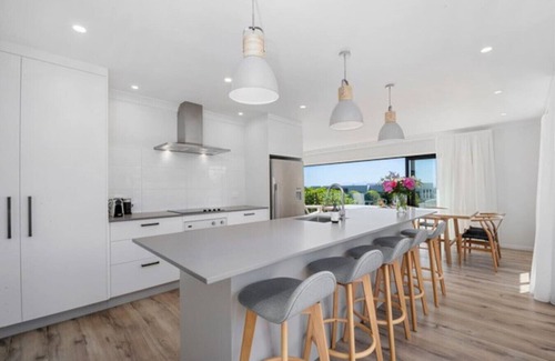 Waipahihi House | Spectacular Views - Walk to Lake