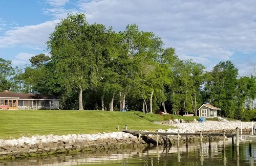 Mount Victoria House | Spectacular Waterfront Retreat with Pier