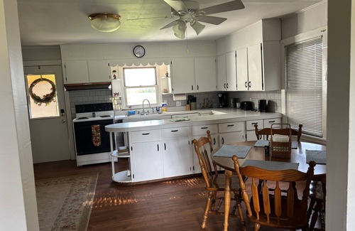 Monroe City Other | SPENCER FAMILY FARMHOUSE, minutes from Indian Creek Marina on Mark Twain Lake.