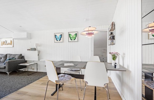 Sjaelborg House | Spend a relaxing holiday in this holiday home on Ho Bay.