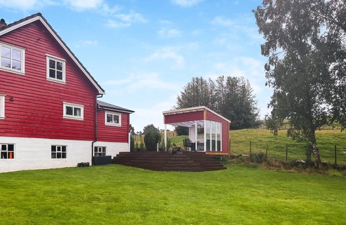 Finnoy House | Spend relaxing summer days in 1st row of dunes in island paradise, Bjergøy.