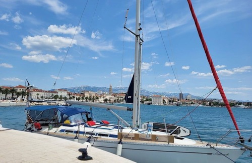 Split Apartment | Spend unforgettable days cruising on a private sailboat with a super host.