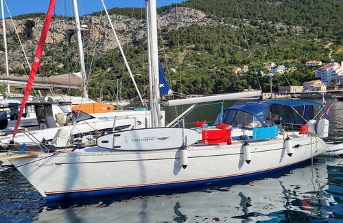 Split Apartment | Spend unforgettable days cruising on a private sailboat with a super host.