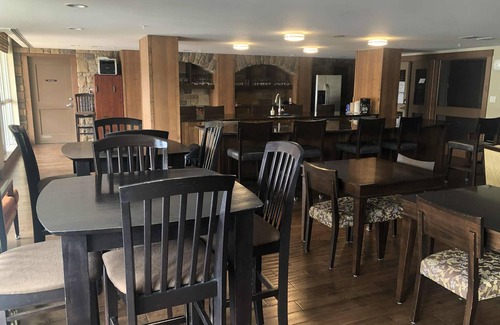 Okanagan-Similkameen Condo | Spend your summer at the lake and in the vineyards!