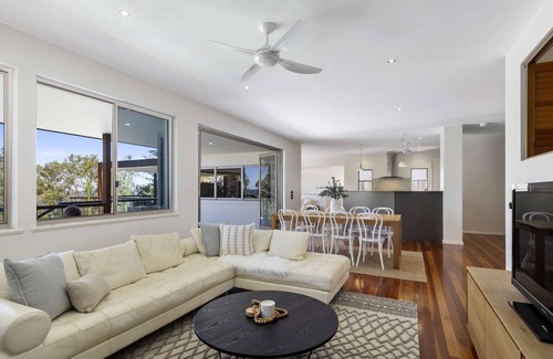 Safety Beach House | Splash Beachfront, Pristine Ocean Views, Pool, Luxury, Workcation, Sleeps up to 8