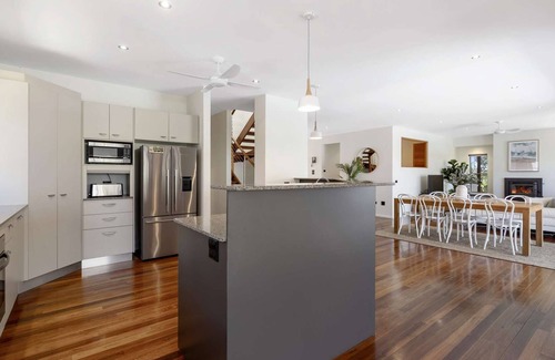 Safety Beach House | Splash Beachfront, Pristine Ocean Views, Pool, Luxury, Workcation, Sleeps up to 8