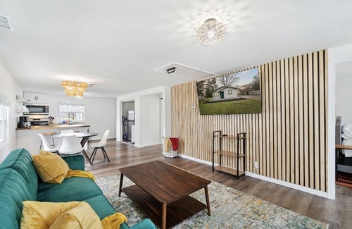 Waverly House | Splash of Sunshine 2 Bed 1 Bath