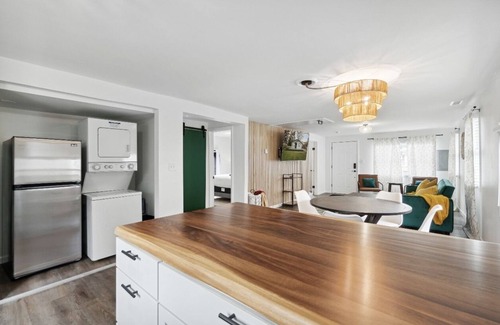 Waverly House | Splash of Sunshine 2 Bed 1 Bath