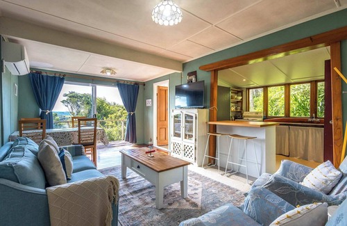 Omiha House | Splashing Tui Cottage - Our Island