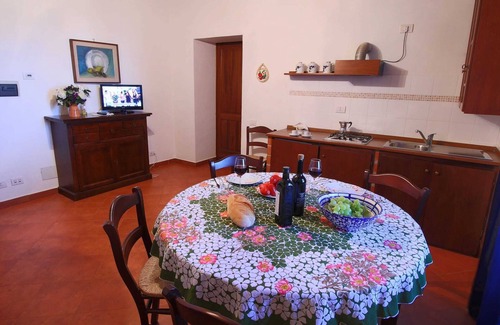 Gualdo Cattaneo Cottage | Splendid Farmhouse in Gualdo Cattaneo with Hot Tub