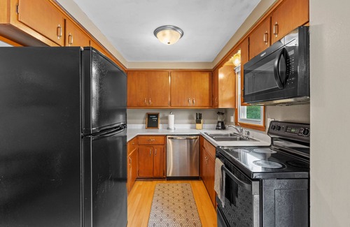Ashwaubenon House | Splendid Split Level - 1 Mile from Lambeau Field