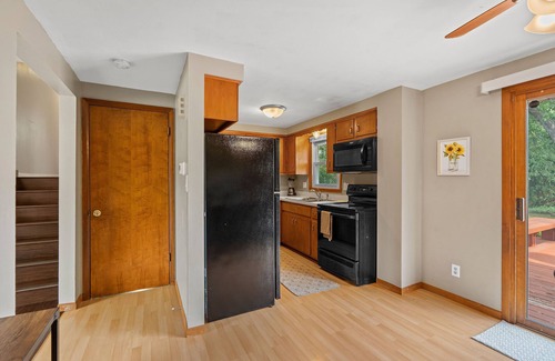 Ashwaubenon House | Splendid Split Level - 1 Mile from Lambeau Field