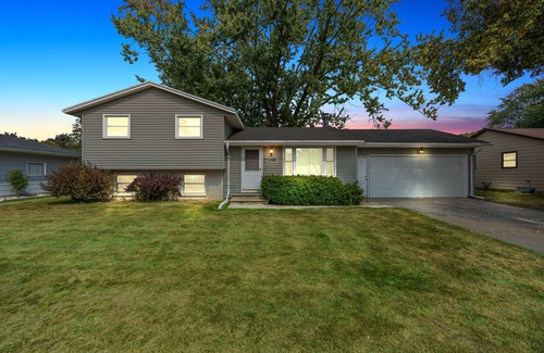 Ashwaubenon House | Splendid Split Level - 1 Mile from Lambeau Field