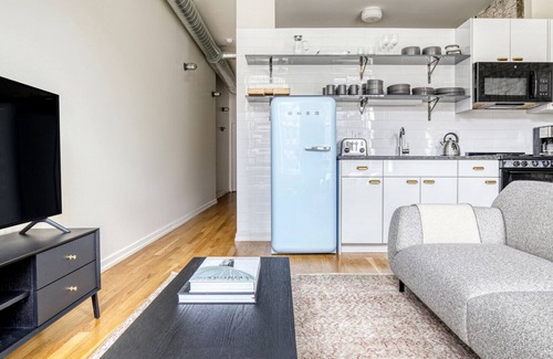 Wicker Park Apartment | Splendid Wicker Park 1BR w/ W/D, 1 block to L, Six Corners, by Blueground