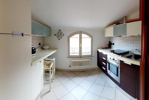Carrara Apartment | Splendida mansarda open space, finiture di lusso.