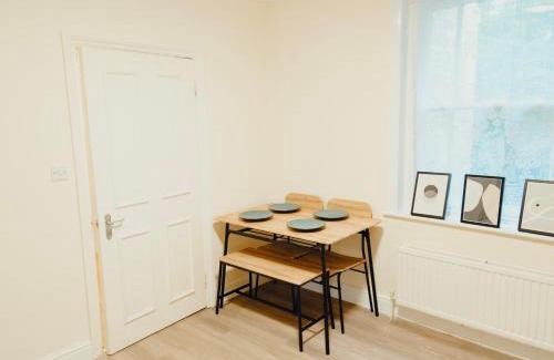 Crouch End Apartment | Split Level 3 Bedroom Apartment , Sleeps 8, Near Ally Pally, Balcony & Workspace