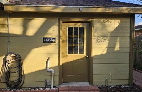 Brownsville House | Split Level Duplex Oasis