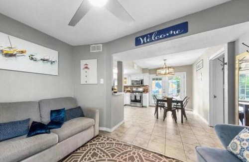 Brownsville House | Split Level Duplex Oasis