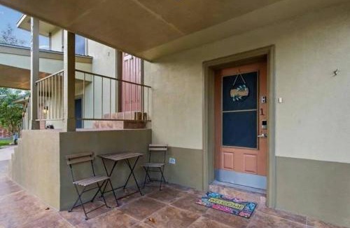 Brownsville House | Split Level Duplex Oasis