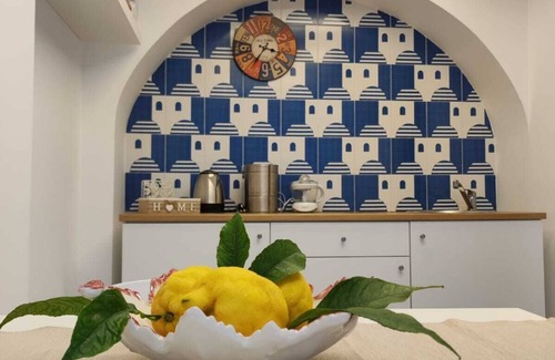 Pontone House | Spoil yourself with this charming accommodation and its elegant decor.